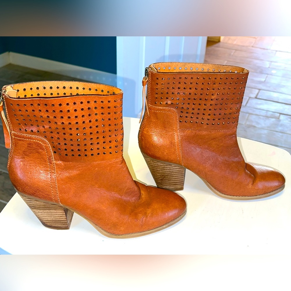 Nine West Rich brown perforated Sz9 booties EUC